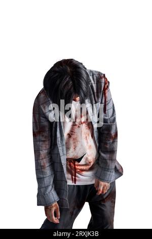 Uno zombie spaventoso con sangue e ferite sul suo corpo che cammina isolato su uno sfondo bianco Foto Stock
