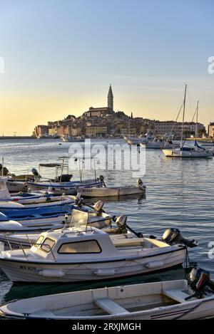 Il sole tramonta a Rovigno, Croazia, alla fine di marzo 2016. Fotografato dal lungomare di Obala Alda Rismonda Foto Stock