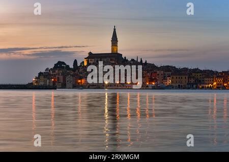 Il sole tramonta a Rovigno, Croazia, alla fine di marzo 2016. Fotografato dal lungomare di Obala Alda Rismonda Foto Stock