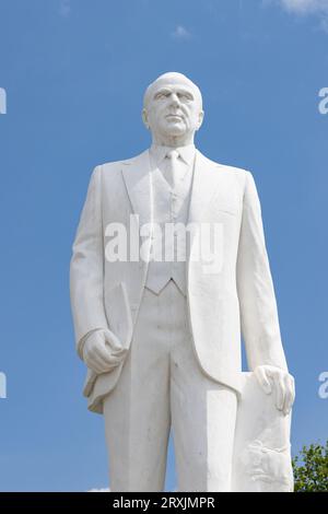 Salonicco, Grecia - 29 aprile 2023: Statua di Konstantinos Karamanlis importante statista lungo il lungomare di Salonicco, in Macedonia centrale, in Grecia Foto Stock