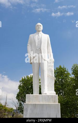 Salonicco, Grecia - 29 aprile 2023: Statua di Konstantinos Karamanlis importante statista lungo il lungomare di Salonicco, in Macedonia centrale, in Grecia Foto Stock