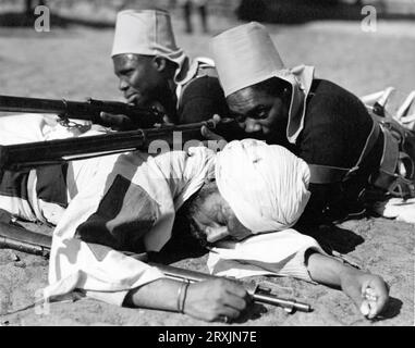 Black Soldiers in Battle Scene in THE FOUR FEATHERS 1939 regista ZOLTAN KORDA romanzo A.E.W. Mason sceneggiatura R.C. Sherriff musica Miklos Rozsa produttore Alexander Korda London Film Productions / United Artists Foto Stock