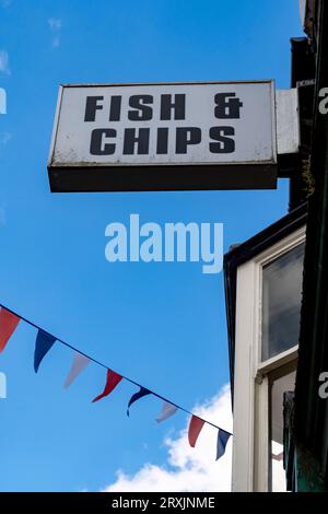 Cartello fish and chips sopra il chippie nello Yorkshire Foto Stock