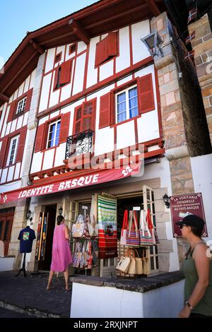 Ainhoa, Francia - 12 agosto 2023: Negozio di souvenir nel centro di Ainhoa, un piccolo villaggio in Francia vicino al confine spagnolo. Tradizionale e metà legno Foto Stock