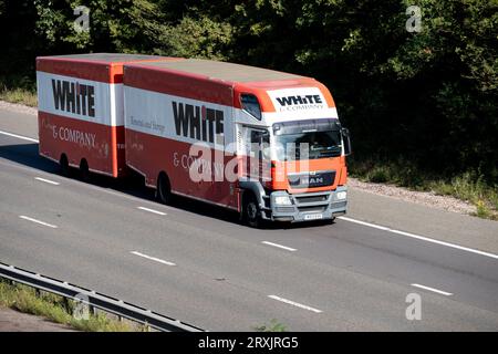 Autocarro White and Company sull'autostrada M40, Warwickshire, Regno Unito Foto Stock