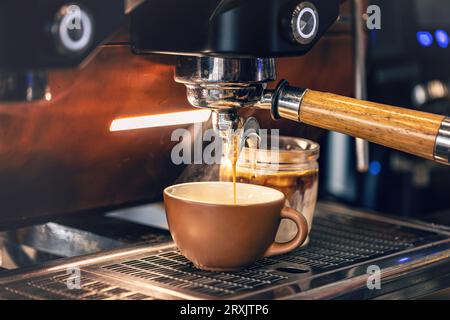 Processo di preparazione del caffè. Concetto professionale di preparazione del caffè Foto Stock