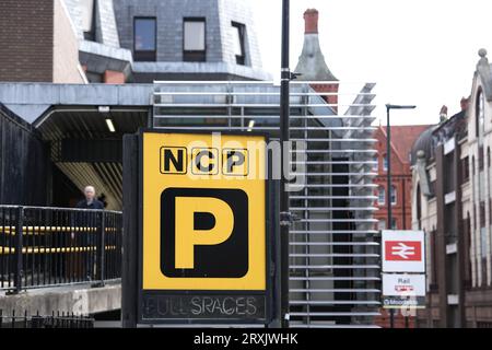 Logo del cartello del parcheggio NCP fuori dalla stazione di Moorfields a Liverpool Foto Stock