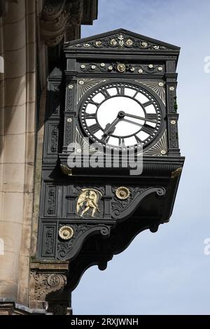 Orologio sul frontale dell'ex Liverpool stazione di scambio Foto Stock