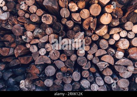 Pila di legna da ardere accatastata tagliata nel cortile di casa come sfondo e modello naturale Foto Stock