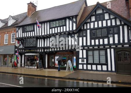 Italian Caffe Vineria in un vecchio edificio in legno del XVI secolo in Wood Street, Stratford-upon-Avon, Warwickshire, West Midlands, Inghilterra, REGNO UNITO. Foto Stock