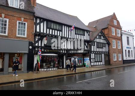 Italian Caffe Vineria in un vecchio edificio in legno del XVI secolo in Wood Street, Stratford-upon-Avon, Warwickshire, West Midlands, Inghilterra, REGNO UNITO. Foto Stock