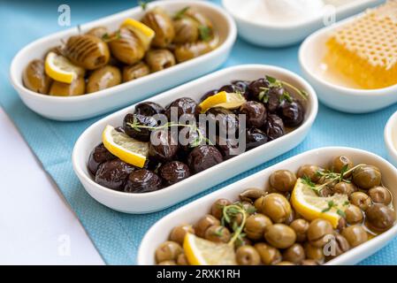 Tre diversi tipi di olive collocate su un tavolo da colazione turco tradizionale Foto Stock