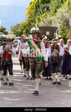 Banda tirolese in parata a Meransen, alto Adige, Italia Foto Stock