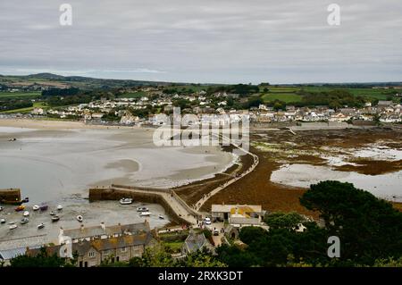 6 agosto 2011. Vista della città e del porto dal monte San Michele. Marazion, Cornovaglia, Regno Unito. Foto Stock