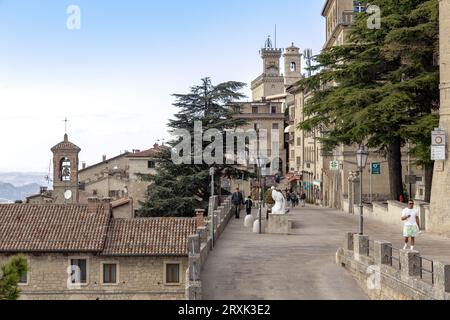 SAN MARINO, SAN MARINO - 11 MARZO 2023: Si tratta di un'ampia strada alla moda nel livello inferiore della città vecchia, decorata con sculture moderne. Foto Stock