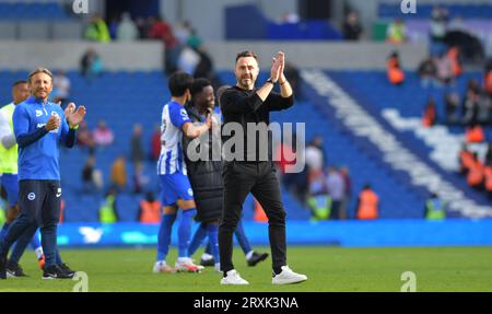 Il capo-allenatore di Brighton Roberto De Zerbi durante la partita di Premier League tra Brighton e Hove Albion e AFC Bournemouth presso l'American Express Stadium , Brighton , Regno Unito - 24 settembre 2023 foto Simon Dack / Telephoto Images. Solo per uso editoriale. Niente merchandising. Per le immagini di calcio si applicano le restrizioni fa e Premier League, incluso l'utilizzo di Internet/dispositivi mobili senza licenza FAPL. Per ulteriori informazioni, contattare Football Dataco Foto Stock