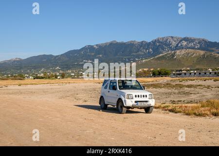 Kos, Grecia - 8 maggio 2023: Suzuki Jimny parcheggiato sulla strada di ghiaia. Isola di Kos. Grecia Foto Stock