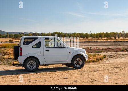 Kos, Grecia - 8 maggio 2023: Suzuki Jimny parcheggiato sulla strada di ghiaia. Isola di Kos. Grecia Foto Stock