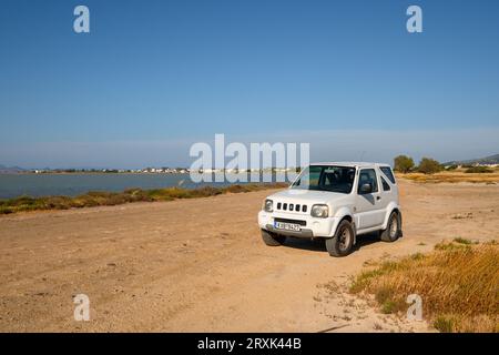 Kos, Grecia - 8 maggio 2023: Suzuki Jimny parcheggiato sulla riva del lago salato di Tigaki (Alykes) sull'isola di Kos. Grecia Foto Stock