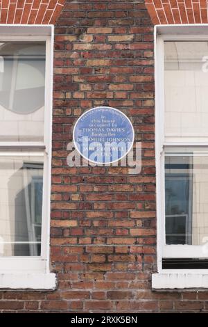 Targa blu che commemora gli occupanti Thomas Davies, Dr. Samuel Johnson e James Boswell, Russell Street, Covent Garden, Londra, WC2, Inghilterra, Regno Unito Foto Stock