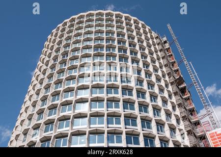 La brutale facciata della Space House di Harry Hyams in Kemble Street, Londra, WC2, Inghilterra, Regno Unito Foto Stock