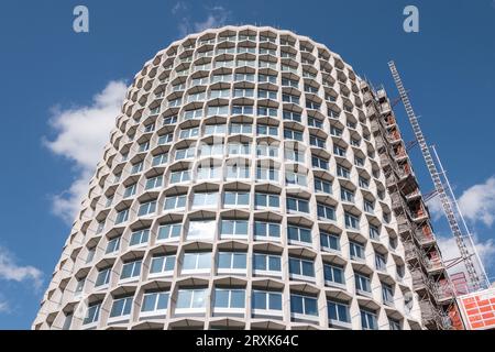 La brutale facciata della Space House di Harry Hyams in Kemble Street, Londra, WC2, Inghilterra, Regno Unito Foto Stock