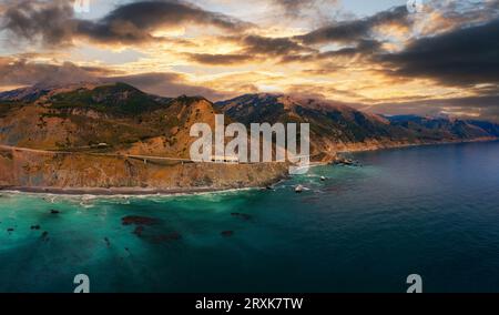 Tramonto sul Pitkins Curve Bridge e Rain Rocks Rock Shed in California Foto Stock