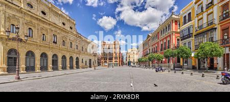 Edifici storici che circondano Plaza de San Francisco, Siviglia, Andalusia, Spagna Foto Stock