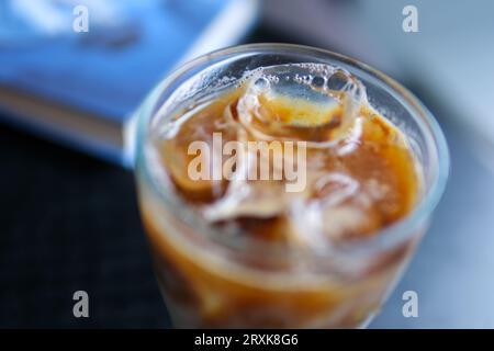 Latte freddo con latte senza lattosio, avena o banana, mandorla, latte di cocco in una deliziosa bevanda dolce, agitazione macro per foto ravvicinate, ghiaccio e diversi video Foto Stock