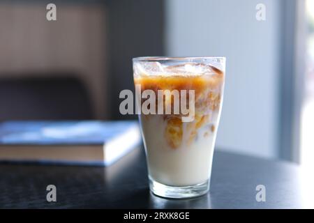 Latte freddo con latte senza lattosio, avena o banana, mandorla, latte di cocco in una deliziosa bevanda dolce, agitazione macro per foto ravvicinate, ghiaccio e diversi video Foto Stock