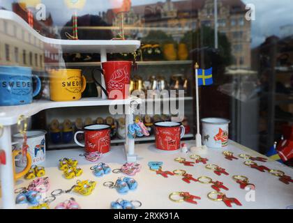 Souvenir svedesi esposti in un negozio di souvenir nella città vecchia di Malmö, in Svezia. Foto Stock