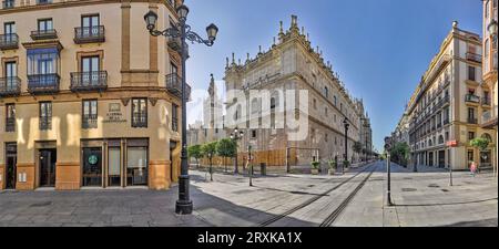 Treno in Avenida de la Constitucion Street, Siviglia, Andalusia, Spagna Foto Stock