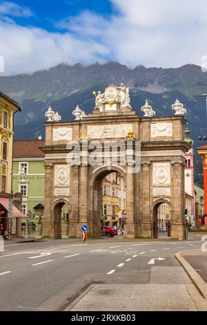 L'Arco di Trionfo nella città austriaca di Innsbruck. Si trova all'estremità meridionale dell'attuale Maria-Theresien-Strasse Foto Stock
