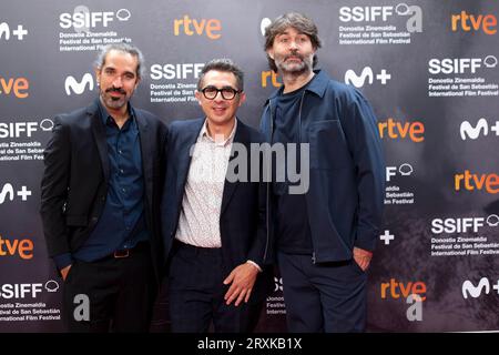 San Sebastian, Spagna. 24 settembre 2023. Javier Ruiz Caldera, Berto Romero e Alberto del Toro assistono al tappeto rosso dei sogni di El Sueno De la Sultana Sultanas durante il 71° Festival internazionale del cinema di San Sebastian al Palazzo Kursaal. Credito: SOPA Images Limited/Alamy Live News Foto Stock