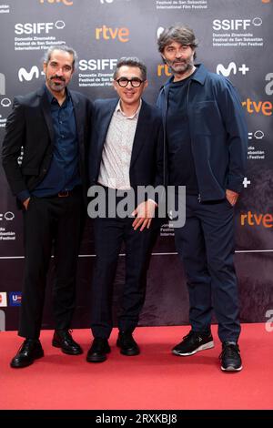 San Sebastian, Spagna. 24 settembre 2023. Javier Ruiz Caldera, Berto Romero e Alberto del Toro assistono al tappeto rosso dei sogni di El Sueno De la Sultana Sultanas durante il 71° Festival internazionale del cinema di San Sebastian al Palazzo Kursaal. (Foto di Nacho Lopez/SOPA Images/Sipa USA) credito: SIPA USA/Alamy Live News Foto Stock