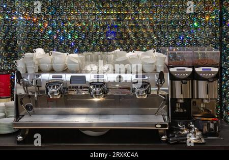 Vista della macchina per il caffè nel ristorante Foto Stock