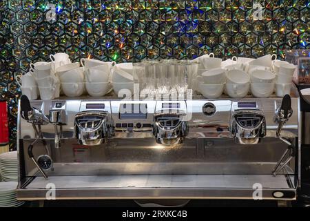 Vista della macchina per il caffè nel ristorante Foto Stock