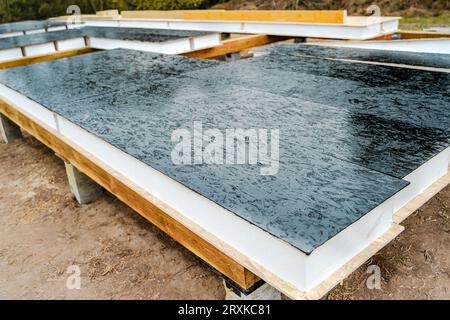 Costruzione di case con telaio in legno realizzate con pannelli isolati strutturali SIP. Scheda per trefoli orientata OSB, polistirene espanso EPS. Energia-effica Foto Stock