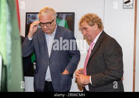 Il principe Laurent del Belgio e l'ex portiere Jean-Marie Pfaff, raffigurato durante una visita reale al museo pop-up dell'ex portiere belga e cittadino onorario di Beveren, Pfaff, a Beveren, martedì 26 settembre 2023. BELGA FOTO DAVID PINTENS Foto Stock