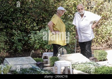 Gerusalemme, Israele. 26 settembre 2023. Le famiglie in lutto visitano le tombe dei loro cari mentre Israele commemora i suoi 2.689 militari caduti nel 1973 nel Kippur di Yom, durante la guerra di ottobre, in occasione del 50° anniversario, in una cerimonia commemorativa di stato nella National Memorial Hall presso il Mt. Cimitero militare di Herzl. Crediti: NIR Alon/Alamy Live News Foto Stock