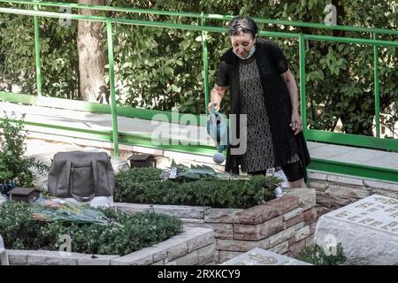 Gerusalemme, Israele. 26 settembre 2023. Le famiglie in lutto visitano le tombe dei loro cari mentre Israele commemora i suoi 2.689 militari caduti nel 1973 nel Kippur di Yom, durante la guerra di ottobre, in occasione del 50° anniversario, in una cerimonia commemorativa di stato nella National Memorial Hall presso il Mt. Cimitero militare di Herzl. Crediti: NIR Alon/Alamy Live News Foto Stock