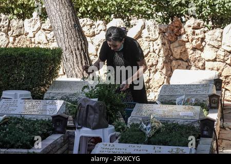 Gerusalemme, Israele. 26 settembre 2023. Le famiglie in lutto visitano le tombe dei loro cari mentre Israele commemora i suoi 2.689 militari caduti nel 1973 nel Kippur di Yom, durante la guerra di ottobre, in occasione del 50° anniversario, in una cerimonia commemorativa di stato nella National Memorial Hall presso il Mt. Cimitero militare di Herzl. Crediti: NIR Alon/Alamy Live News Foto Stock