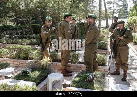 Gerusalemme, Israele. 26 settembre 2023. Le famiglie in lutto visitano le tombe dei loro cari mentre Israele commemora i suoi 2.689 militari caduti nel 1973 nel Kippur di Yom, durante la guerra di ottobre, in occasione del 50° anniversario, in una cerimonia commemorativa di stato nella National Memorial Hall presso il Mt. Cimitero militare di Herzl. Crediti: NIR Alon/Alamy Live News Foto Stock