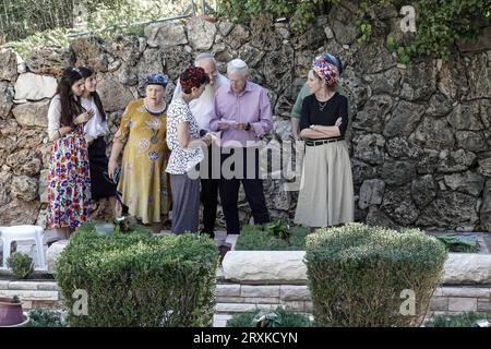 Gerusalemme, Israele. 26 settembre 2023. Le famiglie in lutto visitano le tombe dei loro cari mentre Israele commemora i suoi 2.689 militari caduti nel 1973 nel Kippur di Yom, durante la guerra di ottobre, in occasione del 50° anniversario, in una cerimonia commemorativa di stato nella National Memorial Hall presso il Mt. Cimitero militare di Herzl. Crediti: NIR Alon/Alamy Live News Foto Stock