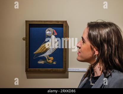 Londra, Regno Unito. 26 settembre 2023. Treasures of Gold and Silver Wire Exhibition: "Puffin and Pinks", di LucyAnn Trill, Royal School of Needlework Credit: Paul Quezada-Neiman/Alamy Live News Foto Stock