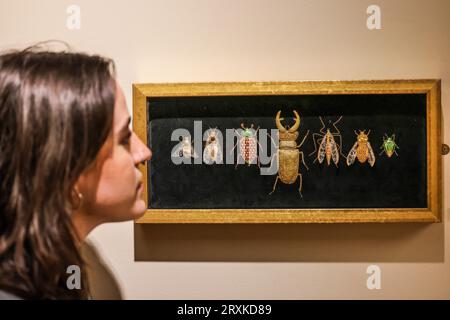 Londra, Regno Unito. 26 settembre 2023. Treasures of Gold and Silver Wire Exhibition: "Hoard of Gold" (scarabei) di Jane Peel, Royal School of Needleworkaul Quezada-Neiman/Alamy Live News Foto Stock