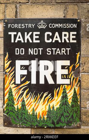 Primo piano del cartello Forestry Commission che avverte il pubblico di "prendersi cura" e "non accendere un incendio", all'aperto nella campagna del Regno Unito. Foto Stock