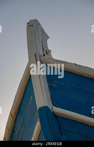 prua o di fronte a una tradizionale barca da pesca greca in legno Foto Stock