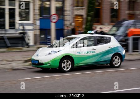 AMSTERDAM, PAESI BASSI - 8 NOVEMBRE 2013: Taxi elettrico giapponese Nissan Leaf ad Amsterdam, Paesi Bassi. Ci sono 25 di questi taxi elettrici Foto Stock