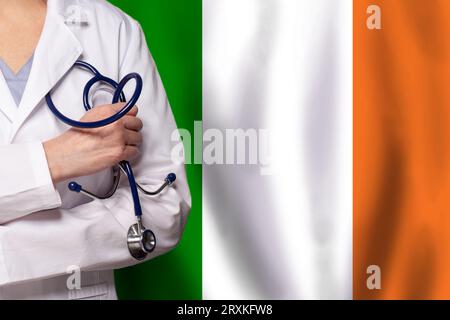 Medicina irlandese e concetto sanitario. Medico da vicino sullo sfondo della bandiera irlandese Foto Stock